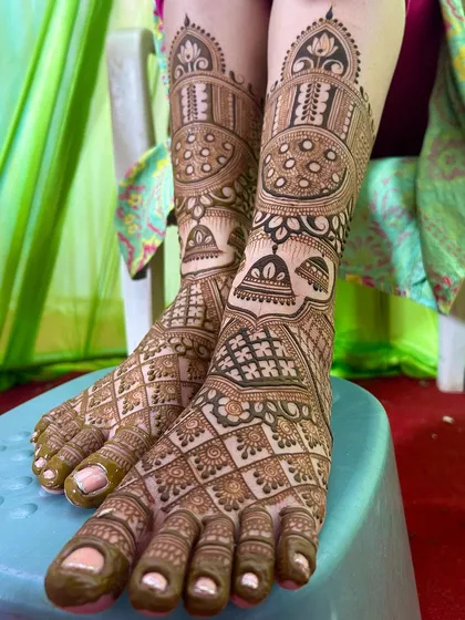 Mehandi is not just for hands. Here is an example of intricate bridal work for feet, featuring delicate jaal (net) patterns, hanging bells (jhumkis), and symmetrical designs that I teach in my comprehensive bridal course.