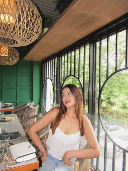 The white peplum camisole paired with light-wash jeans for a classic brunch look.