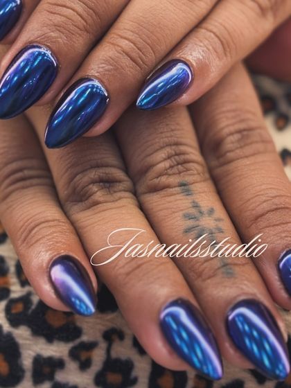 A close-up on the flawless application of this blue chrome. The surface is like a mirror, reflecting light beautifully.