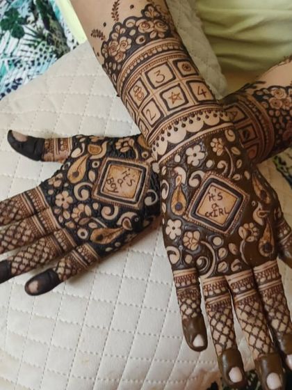 A fun baby shower design announcing "It's a Girl!" with a game of tic-tac-toe on the arm.