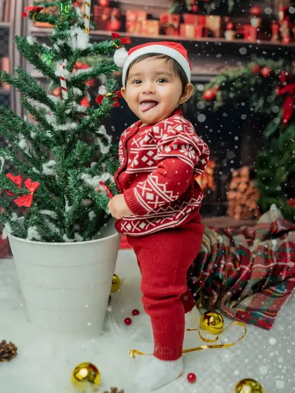 A cheeky glance back at the camera while standing by the tree. These playful moments make for unforgettable photos.