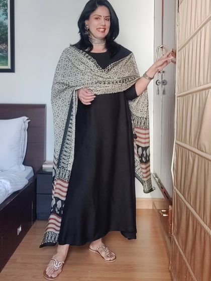 The full look, showing how the printed dupatta adds a beautiful pattern to the solid black kurta. Paired with open-toe flats, it’s a perfect outfit for a day out.