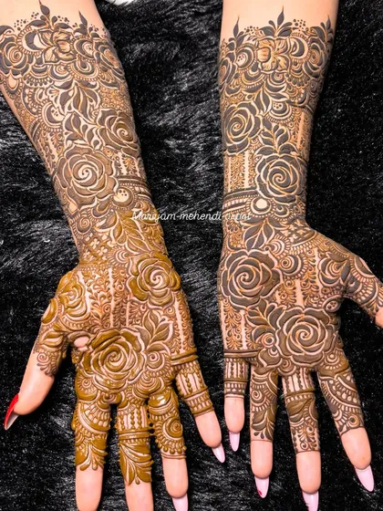A popular Dubai-style floral design, showcasing a beautiful contrast between the dark, bold outlines and the lighter, detailed filling. This style is modern and elegant, perfect for engagements or siders.