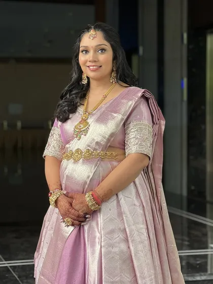 A beautiful portrait of this mom-to-be, her soft glam makeup perfectly complementing her lavender saree.