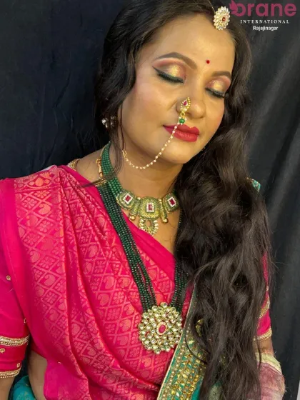Another angle of the bridal demo, focusing on the harmony between the makeup, jewelry, and the vibrant colors of the attire.