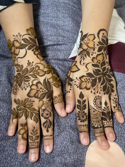 A beautiful floral design for a sider or guest. The shading gives the flowers a lovely 3D effect.