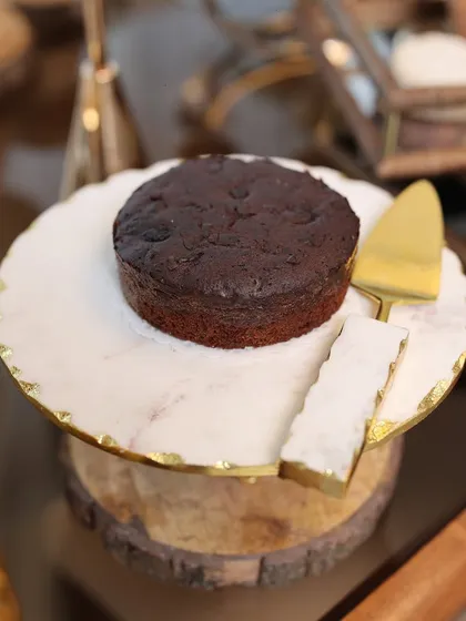 A beautiful presentation of a plum cake on our white marble and wood-base cake stand. The included marble and gold server completes this elegant set, perfect for gifting or personal use.