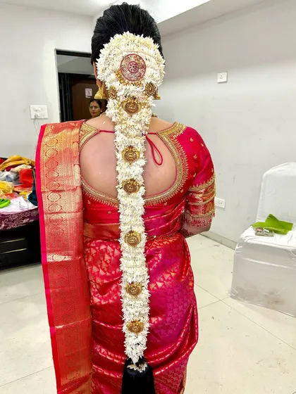 A South Indian bridal look is incomplete without a magnificent hairstyle. This grand floral braid, adorned with fresh mallige and traditional temple-style embellishments, is a testament to the intricate and timeless beauty I specialize in creating.