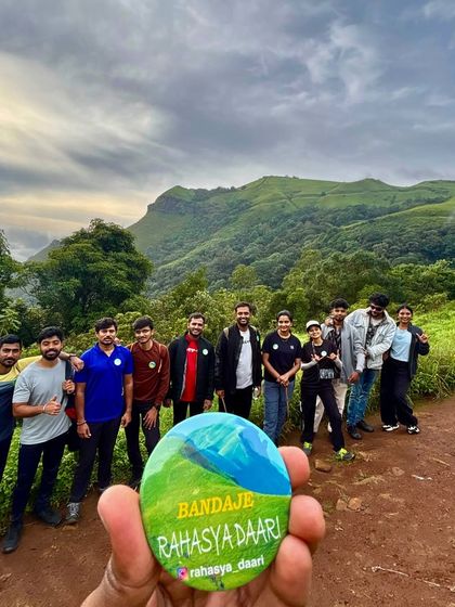 A clear day on the Bandaje trail, with our custom trek badge in the foreground. We love creating these small souvenirs for our trekkers.