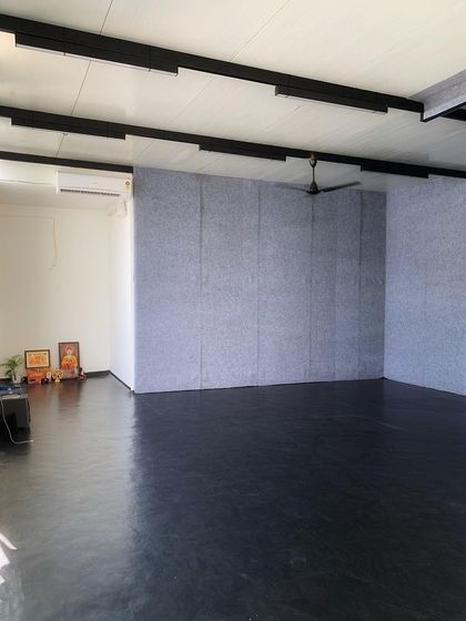 Another view of the studio's functional design, with air conditioning and acoustic panels for a comfortable and professional experience.