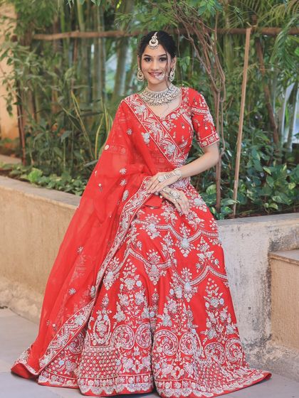 A complete bridal look featuring a heavy, gold-plated Kundan necklace, haath phool, and maang tikka, all available for rent.