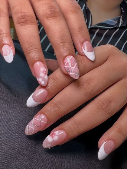 A super cute and simple set. The milky pink base is accented with delicate white flowers and crisscross patterns, perfect for a clean and feminine look.