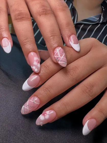 A super cute and simple set. The milky pink base is accented with delicate white flowers and crisscross patterns, perfect for a clean and feminine look.