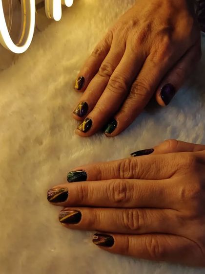 A full view of the multi-tonal magnetic cat-eye nails. The effect is so unique and eye-catching.