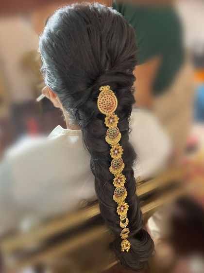A classic bridal braid featuring a single line of gold floral jada pieces. This is a beautiful example of how to achieve a traditional look with slightly more understated hair jewellery.
