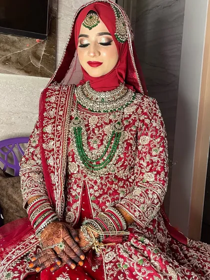 Elegance and grace for my hijabi brides. I specialize in creating looks that perfectly complement the hijab, using makeup to frame the face and highlight your beauty with a flawless, radiant finish.