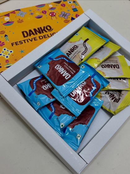 Another way to present the Danko chocolates. Here, they are loosely arranged in a simple white box, making for a casual yet delicious gift.