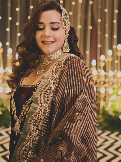 For the reception, my sister wanted understated elegance. This stunning velvet outfit was perfect for the winter wedding theme, paired with classic Hollywood waves and timeless jewelry.