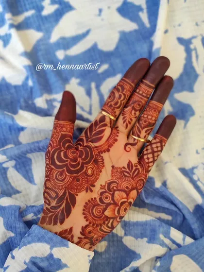 I love this no-filter stain picture. The deep red of the henna against the blue and white fabric is just so beautiful. Alhamdulillah.