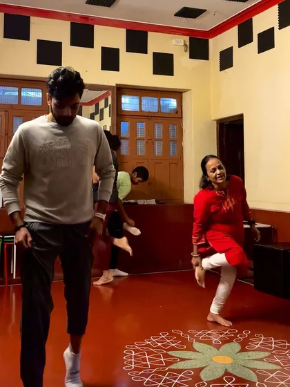 Movement and physical expression are central to our training. Participants in our 'Big Step' workshop learn to connect their body with their emotions through dynamic exercises.