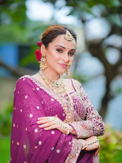 A confident and poised bridal portrait. Her makeup is flawless from every angle, with a perfectly blended base that looks like second skin, ideal for Indian skin tones.