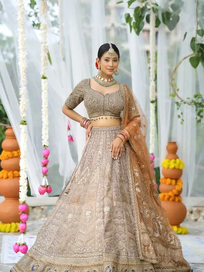 Timeless elegance that will keep winning hearts. This look is perfect for the 2024 bride who wants a blend of tradition and modernity for her special day.