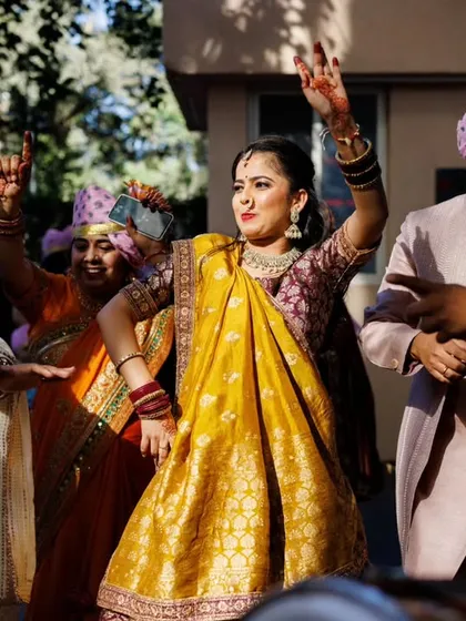 Who says the baraat is just for the groom's side? I love it when the bride joins the party. Here's Shruti owning the dance floor during the baraat. It’s these high energy, spontaneous moments of celebration that truly make a wedding memorable.