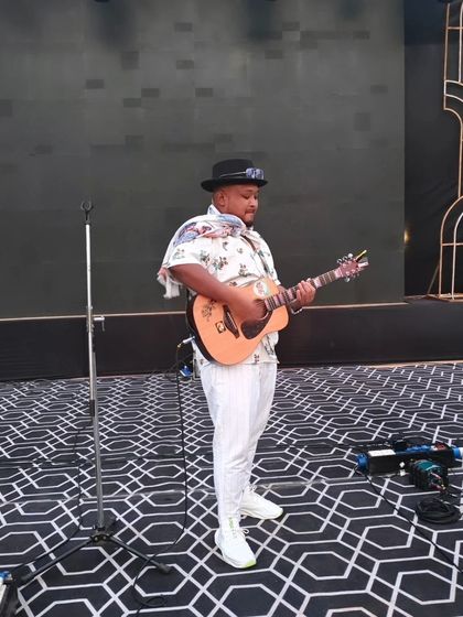 Loysum - Acoustic & Unplugged Performances On Stage: Live Gigs & Events photo 36