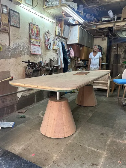 Here is a look at the creation of my "Hover" dining table in the workshop. I work closely with trusted artisans to ensure every detail is perfect, from the structural engineering of the concrete bases to the final finishing, guaranteeing exceptional quality and craftsmanship.