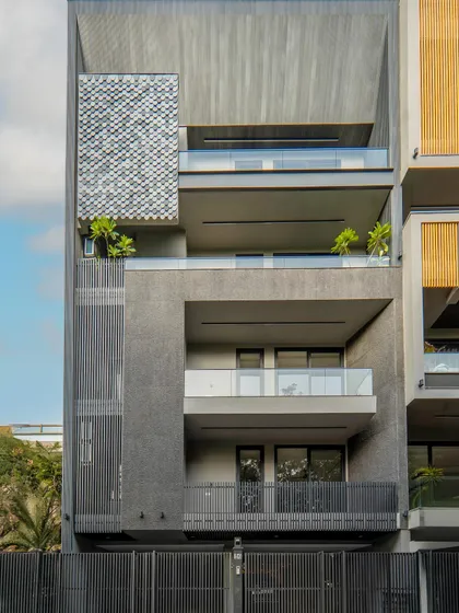 This builder floor project in Gurugram features a facade design that is simple, minimal, and modern. The use of metal architecture with earthy grey tones creates a timeless and elegant look that blends strength with style.