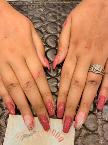 A beautiful set of long, square nails in a dusty rose color. The accent nails feature a subtle glitter ombre effect for a touch of sparkle.