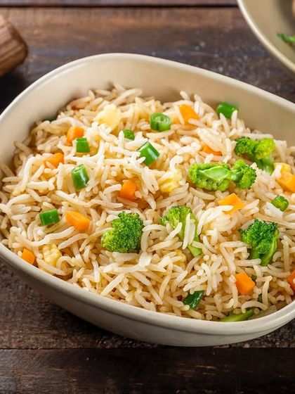 A simple vegetable fried rice, a staple of Pan-Asian cuisine, from the YouMee archives.