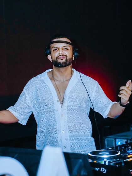 Find me and you'll find the perfect adda to party. A throwback to a super lit Wednesday at Bombay Adda.