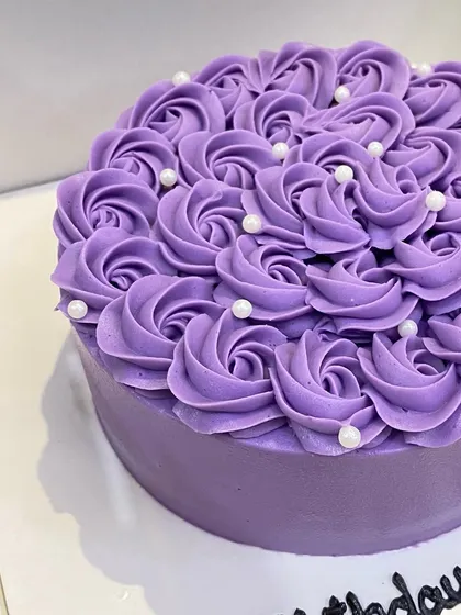 A close-up of the detailed piping work on the lavender cake.