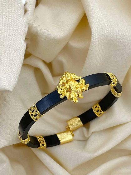 A powerful and divine men's kada featuring a Ganesha motif. This piece is crafted from 92.5 silver with gold plating, combining spiritual significance with luxurious design.