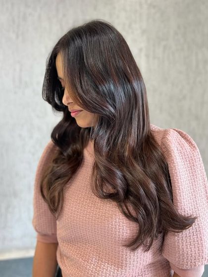 Elegant vibes with these beautiful brown tresses. The color is rich and the styling is soft, creating a sophisticated and timeless look.