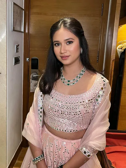 I just can't get enough of clean girl glam. There's something so effortlessly chic about a flawless face and a simple yet stunning look.