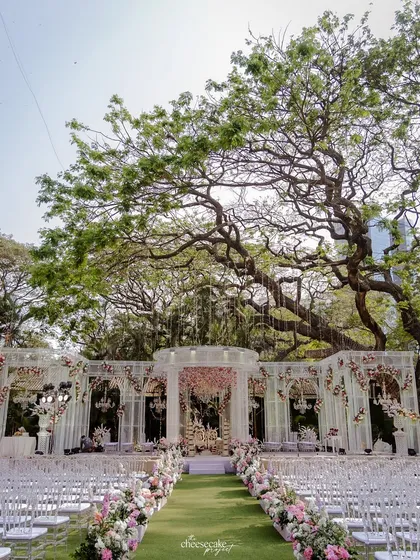 The setting for your story is just as important. I focus on capturing the beautiful wedding decor and atmosphere that you have so carefully planned for your big day.