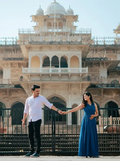A simple and sweet walking shot, holding hands in front of Albert Hall. Sometimes the simplest poses are the most effective at showing your connection.