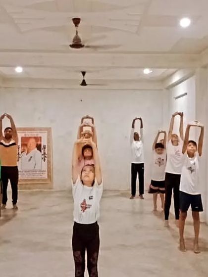 A wider view of the Tadasana practice. The entire class is stretching in unison.
