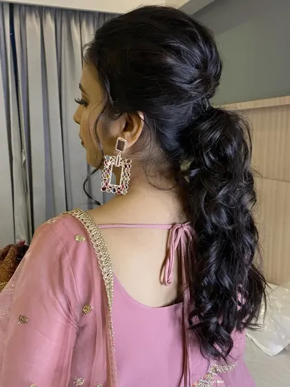 A beautiful textured ponytail hairstyle for a cocktail party. The soft waves and volume create a look that is both elegant and modern.