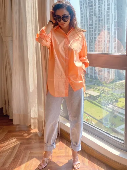 Here’s how to dress up your denim. I paired these light-wash jeans with a silky peach button-down shirt and delicate heels for a smart-casual look perfect for a brunch or daytime event.