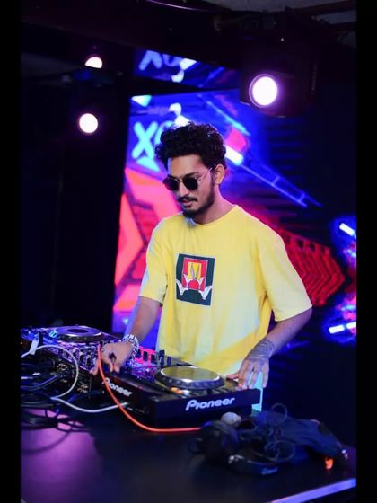 A cool, calm, and collected moment at the start of a set. Ready to build the energy for the night.