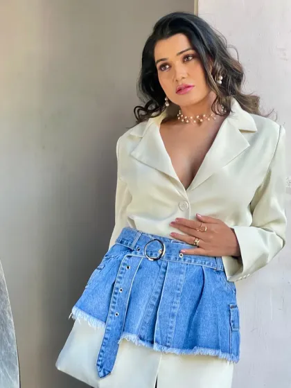 A candid moment from an editorial shoot, showcasing a soft yet defined makeup look. I focused on creating a healthy glow with warm-toned eyeshadow and a natural lip color, paired with gentle waves in the hair for a relaxed but chic vibe.