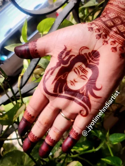 A closer look at the Lord Shiva portrait. You will learn to draw divine figures with the correct symbolism, like the crescent moon and the trident.