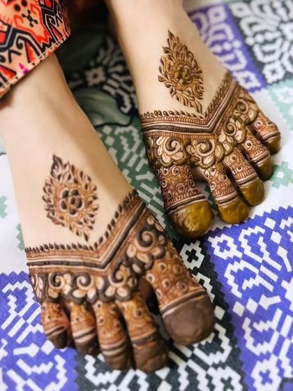 Another view of this classic and clean foot mehendi. The combination of detailed toe work and a simple central motif is a timeless choice for any occasion.