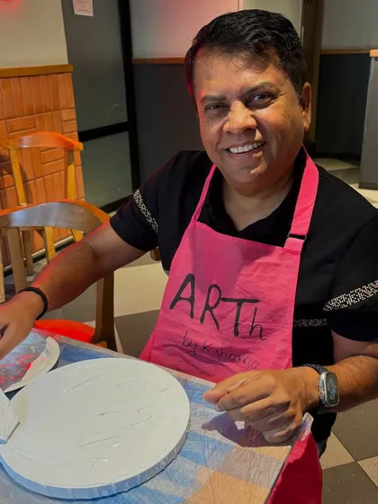 A gentleman working on his circular texture art piece. My workshops are for everyone, and it's always great to see people trying something new with such enthusiasm.