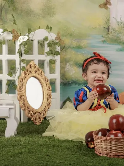 Our Snow White set is complete with a magic mirror, woodland creatures, and a basket of apples, creating a scene straight out of the classic story.