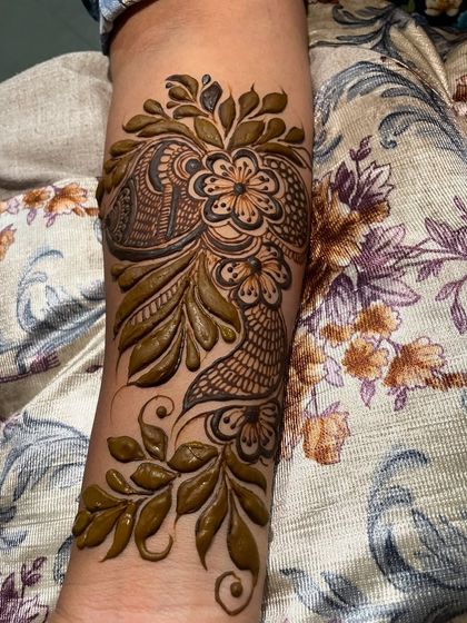 A classic Doha design on the arm, featuring bold shapes and delicate fill work.