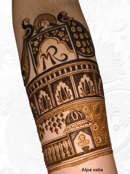 Another view of the completed armlet, showing the lower band with a small palace motif.